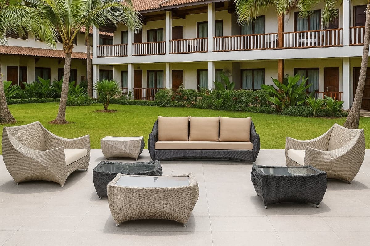 Canapé de Jardin en Résine Tressée - Mobilier artisanal Ebène Madagascar