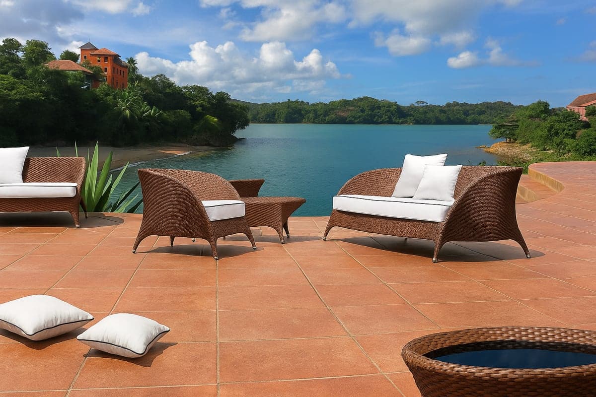 Canapé de Jardin Whitehaven en Résine Tressée - Mobilier artisanal Ebène Madagascar