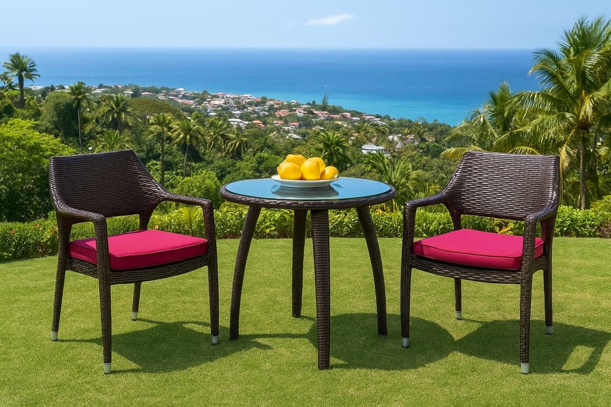 Table de Bistro Ronde en Résine Tressée et Verre Trempé - Mobilier artisanal Ebène Madagascar