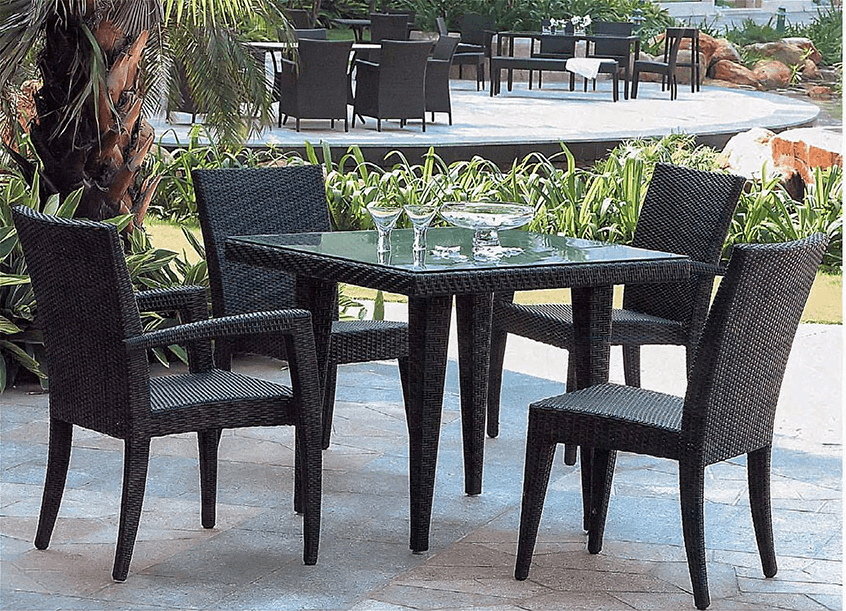 Table de Jardin "Élégance Anthracite" – Ensemble Table et Fauteuils en Résine Tressée - Mobilier artisanal Ebène Madagascar