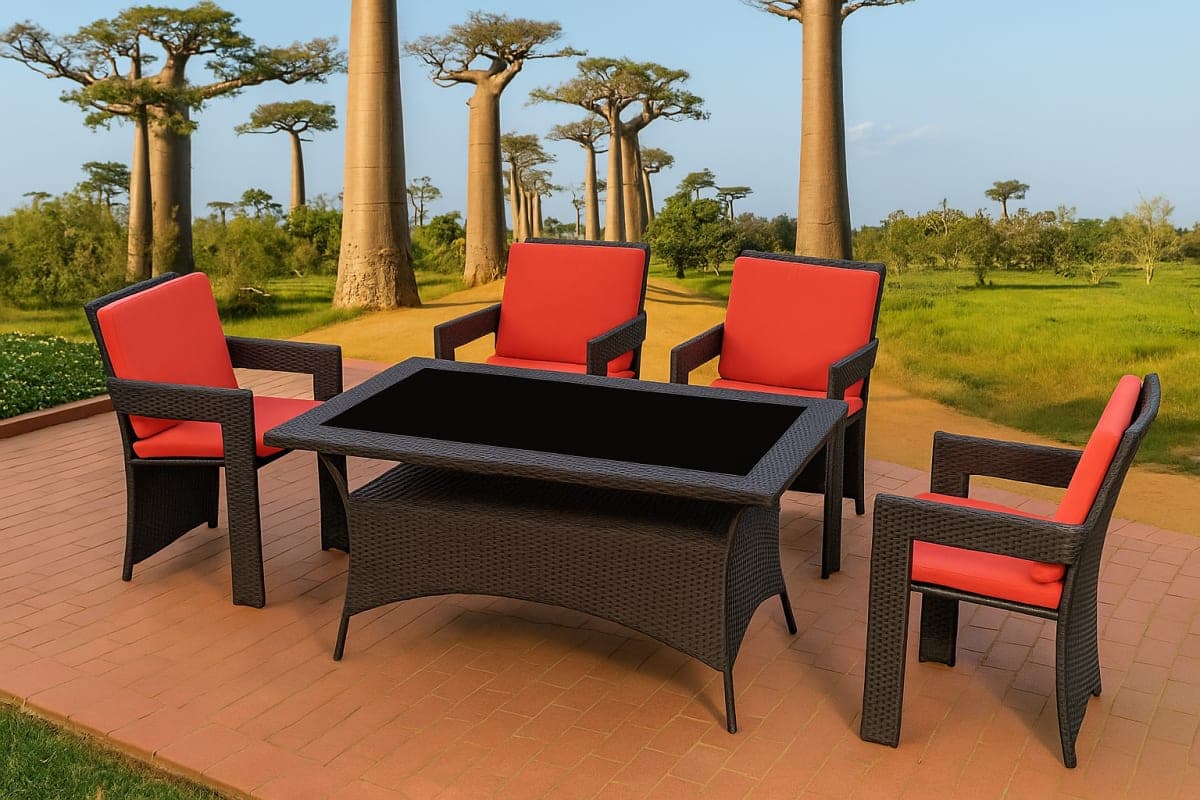 Table de Jardin en Résine Tressée et Verre Trempé - Mobilier artisanal Ebène Madagascar