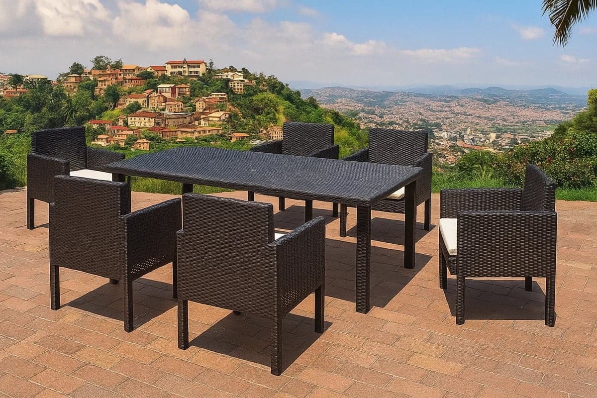 Ensemble Repas de Jardin Bali – Résine Tressée & Verre Trempé - Mobilier artisanal Ebène Madagascar