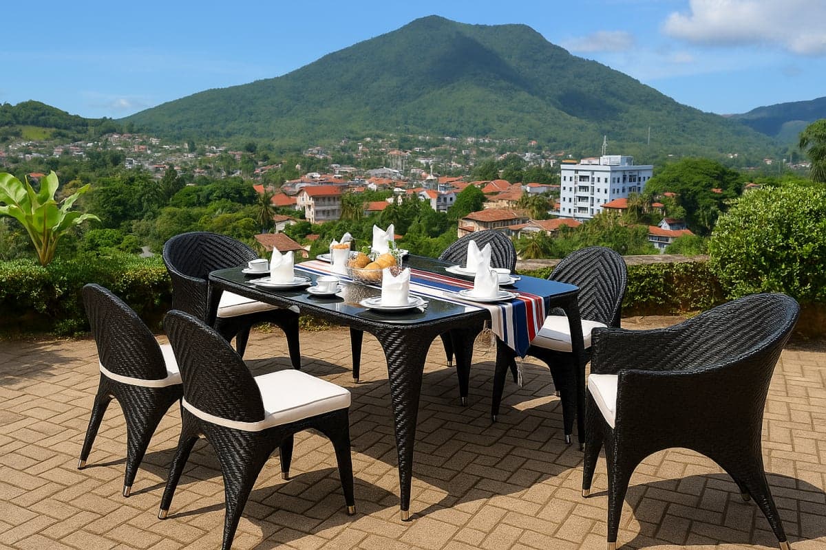Ensemble de Repas d'Extérieur – Table Rectangulaire et Fauteuils en Résine Tressée - Mobilier artisanal Ebène Madagascar