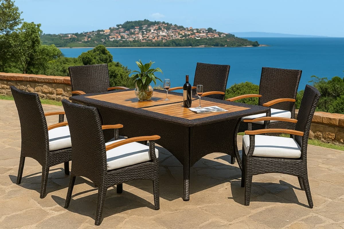 Table de Jardin d'Exception "Orizon" – en Résine Tressée - Mobilier artisanal Ebène Madagascar