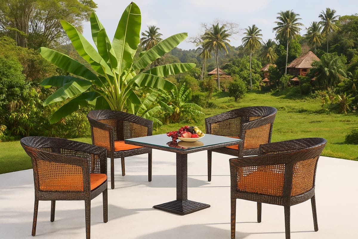 Table de Jardin Carrée en Résine Tressée avec Plateau en Verre - Mobilier artisanal Ebène Madagascar