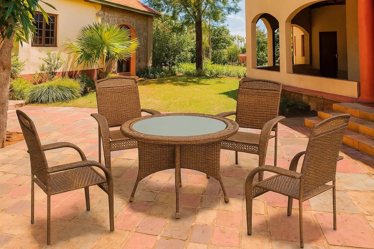 Table de Jardin en Résine Tressée et Verre Trempé - Mobilier artisanal Ebène Madagascar