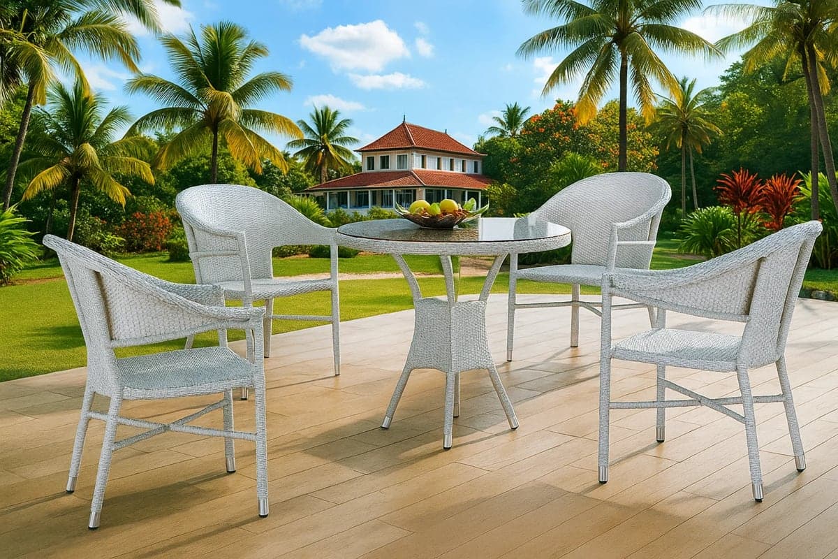 Table de Jardin Ronde en résine tressée avec Plateau en Verre - Mobilier artisanal Ebène Madagascar