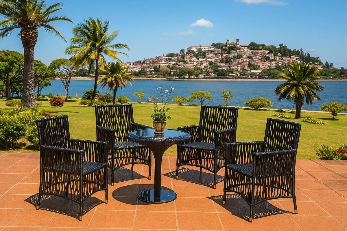 Ensemble Repas de Jardin en Résine Tressée - Mobilier artisanal Ebène Madagascar