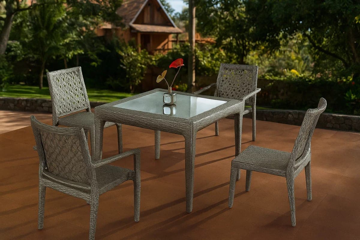 Table de Jardin Carrée en Résine Tressée et Verre Trempé - Mobilier artisanal Ebène Madagascar