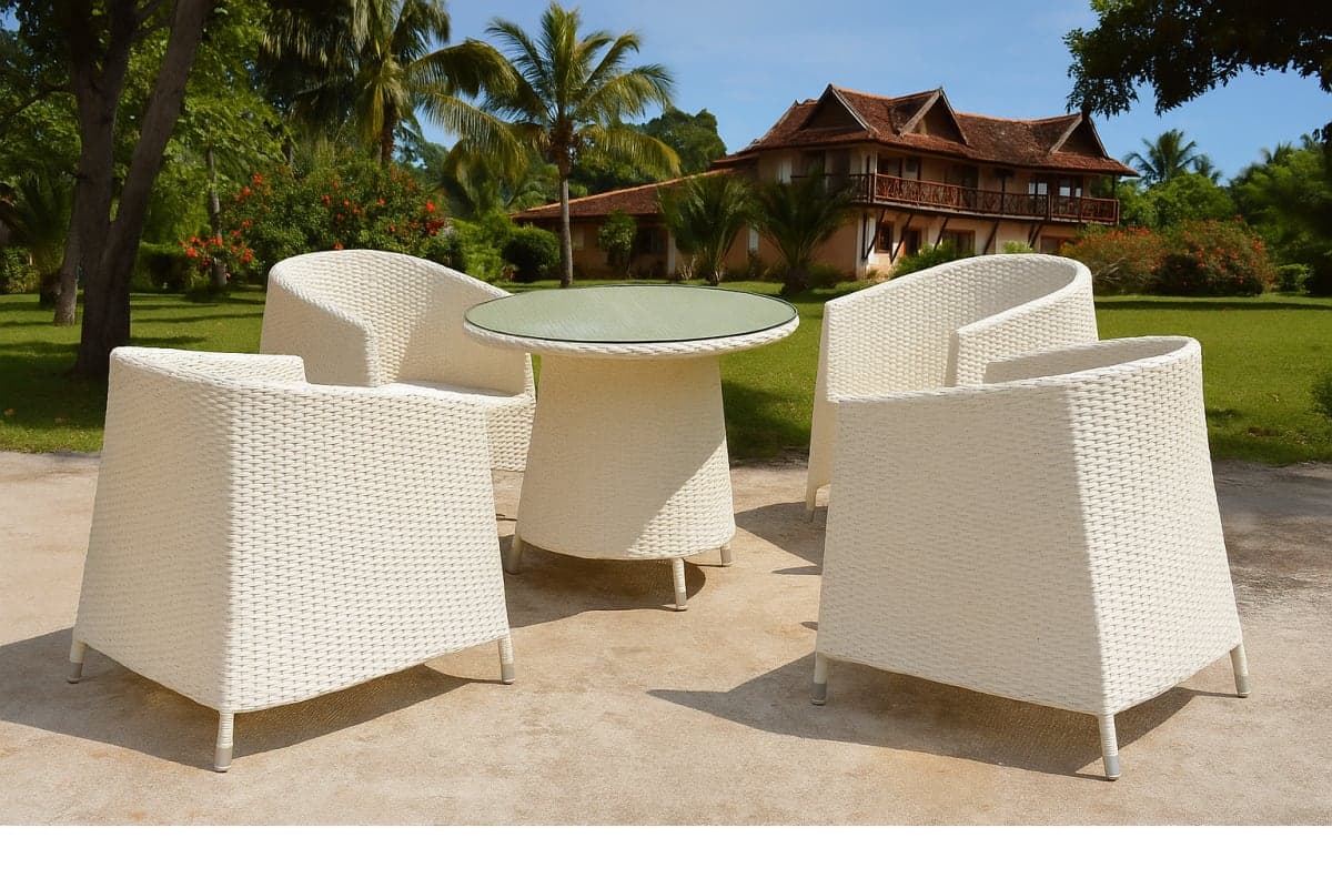 Table de Jardin - Ensemble en Résine Tressée - Mobilier artisanal Ebène Madagascar