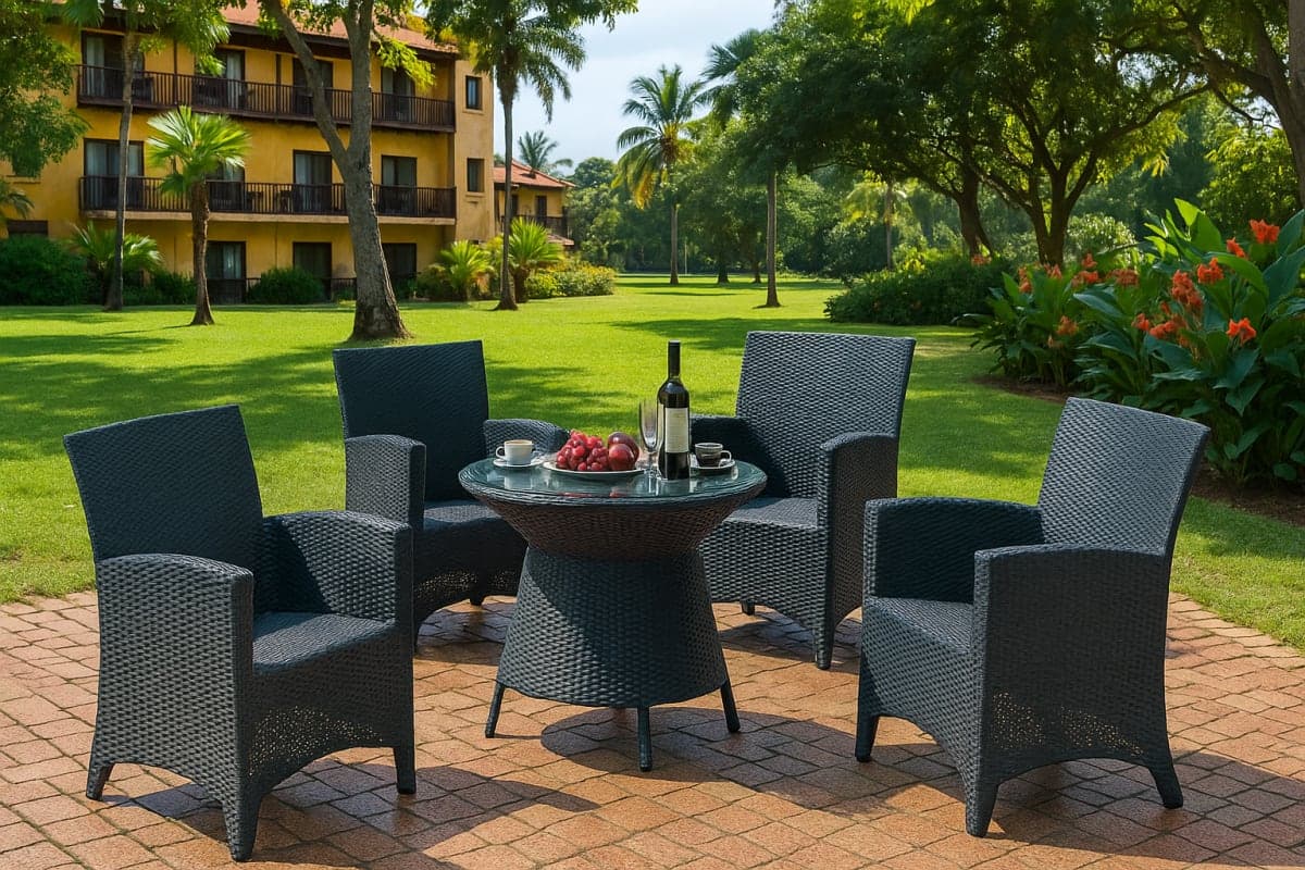 Table de Jardin en résine tressée - Mobilier artisanal Ebène Madagascar