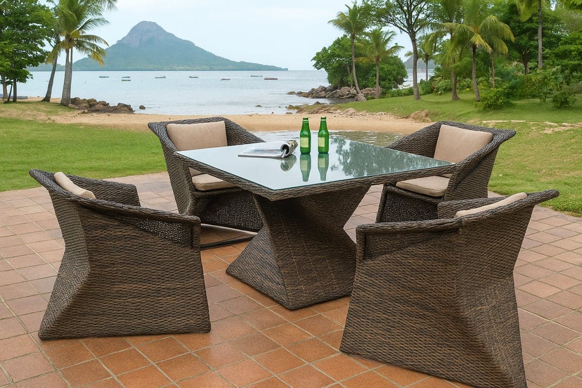 Table de Jardin Design "Vortex" en Résine Tressée – Ensemble Repas - Mobilier artisanal Ebène Madagascar