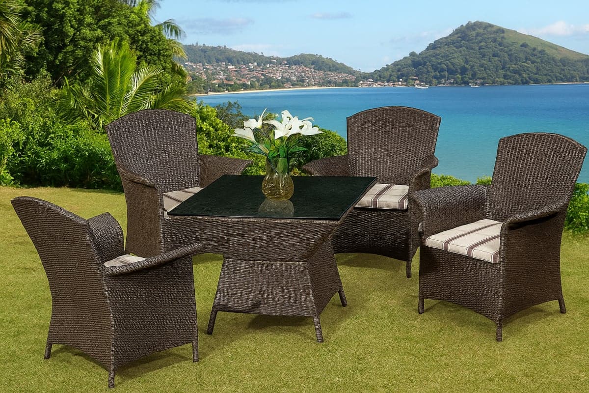 Table de jardin en résine tressée - Mobilier artisanal Ebène Madagascar
