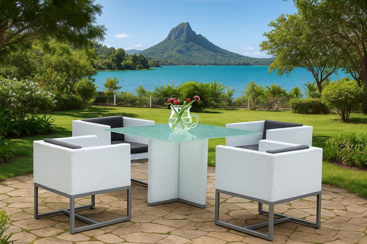 Fauteuil Cubique Design en Résine Tressée - Mobilier artisanal Ebène Madagascar