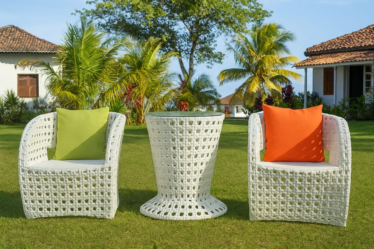 Table de Jardin en Résine Tressée - Mobilier artisanal Ebène Madagascar