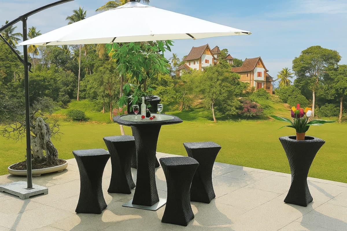 Table de Bar et Tabourets en Résine Tressée - Mobilier artisanal Ebène Madagascar
