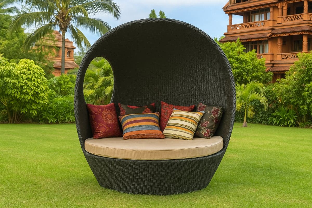 Lit de Repos Extérieur en Résine Tressée - Mobilier artisanal Ebène Madagascar