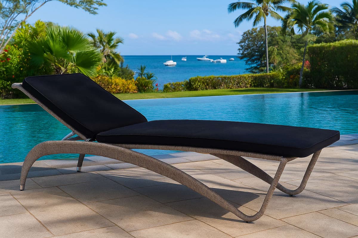 Bain de soleil ergonomique en polyrotin tressé - Mobilier artisanal Ebène Madagascar