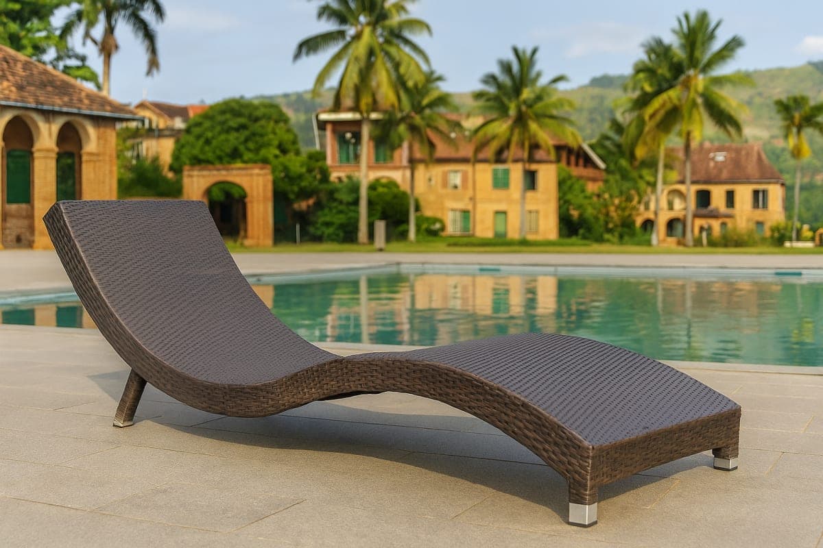 Bain de soleil ergonomique en résine tressée - Mobilier artisanal Ebène Madagascar