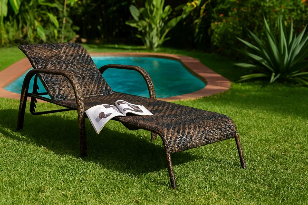Bain de Soleil en Résine Tressée Premium - Mobilier artisanal Ebène Madagascar