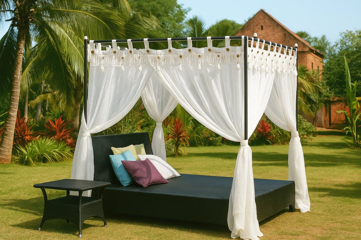 Lit de Jardin Baldaquin en Résine Tressée - Mobilier artisanal Ebène Madagascar