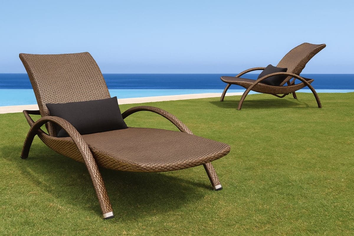 Bain de Soleil Design en Résine Tressée - Mobilier artisanal Ebène Madagascar