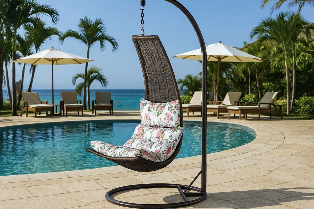 Balancelle Suspendu "Lune" en Résine Tressée - Mobilier artisanal Ebène Madagascar