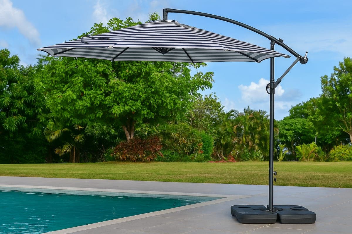 Parasol Déporté avec Pied Lesté - Mobilier artisanal Ebène Madagascar