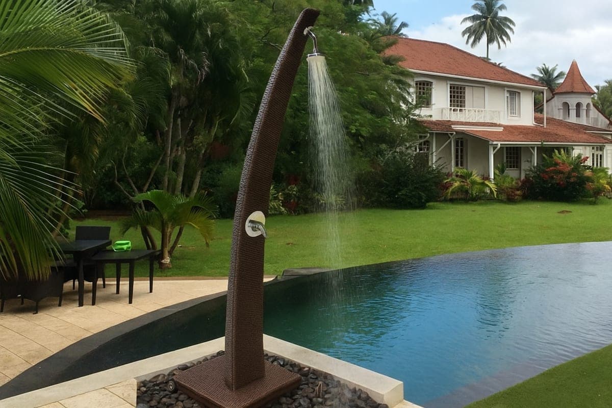 Douche de Jardin en Polyrotin - Mobilier artisanal Ebène Madagascar