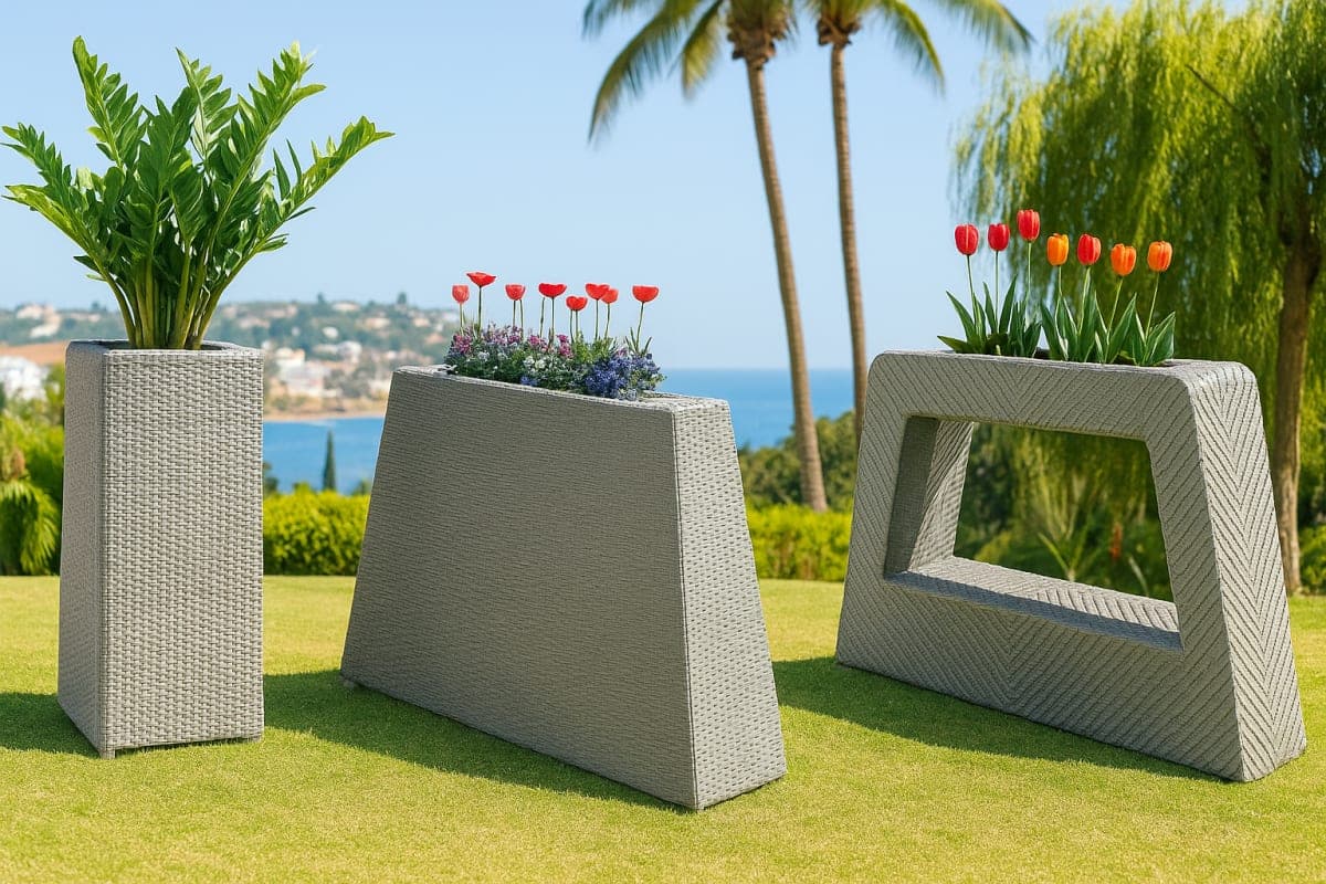 Collection de Jardinières Design en Résine Tressée - Mobilier artisanal Ebène Madagascar